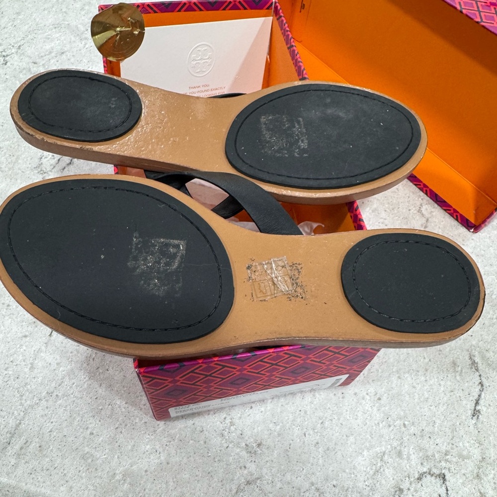 Tory Burch Black Leather Thong Sandals with Gold Logo - Picture 5 of 5